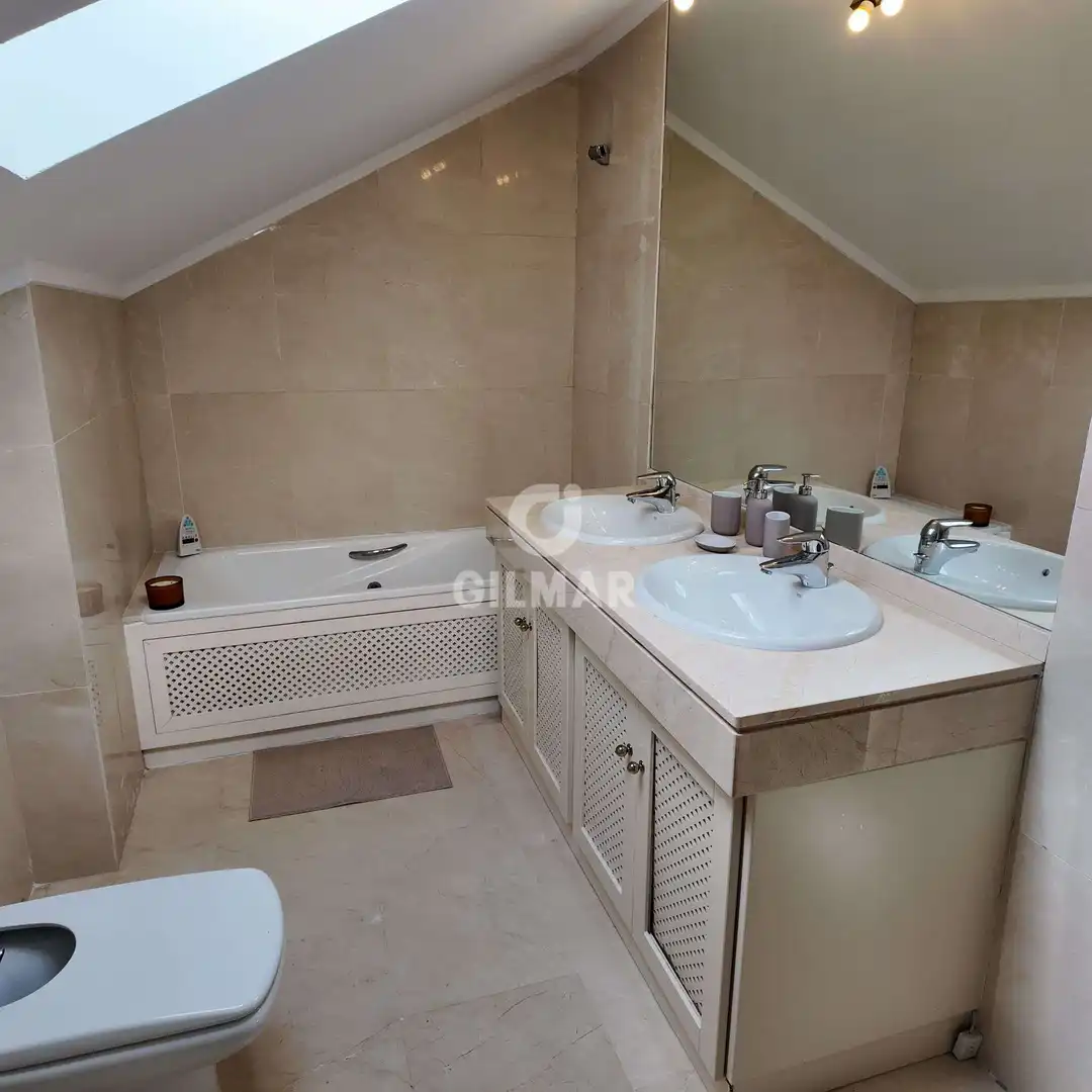 Baño de Dúplex en venta en Sotogrande con Calefacción, Trastero y Piscina