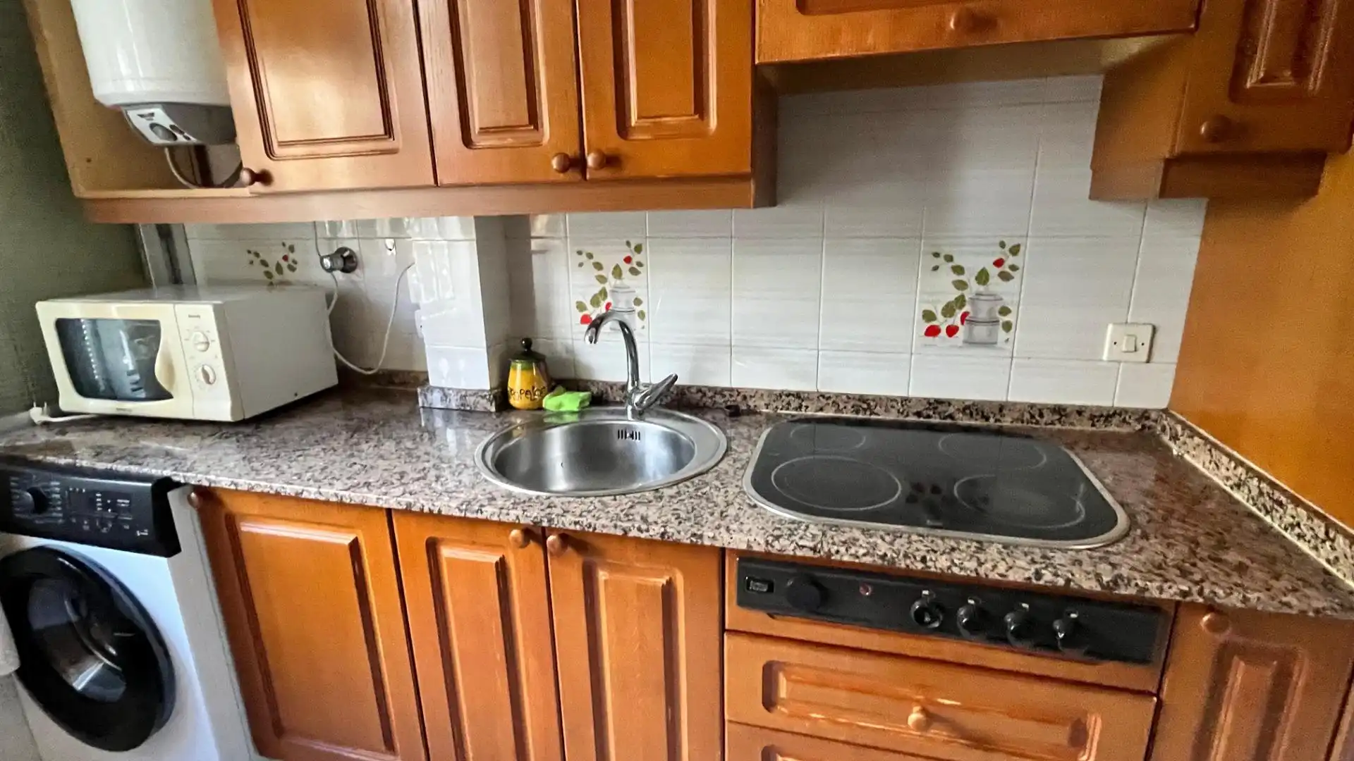 Cuina de Pis en venda en Sevilla amb Aire condicionat, Terrassa i Moblat