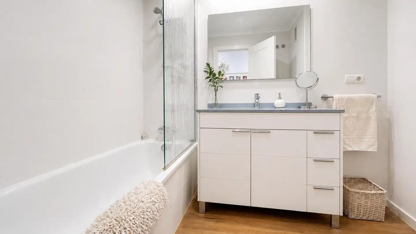 Badezimmer von Wohnung zum Verkauf in Elche / Elx mit Klimaanlage, Balkon und Gemeinschaftspool