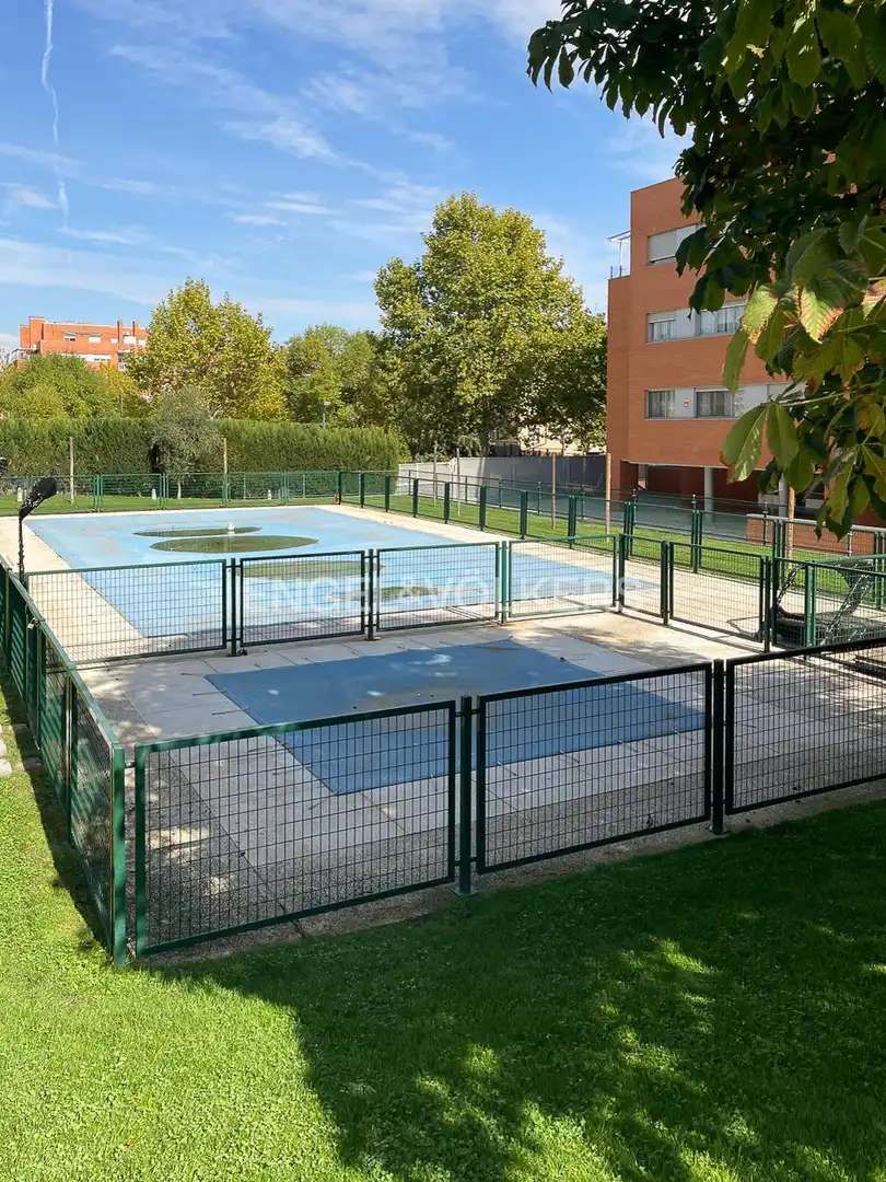 Piscina de Apartament en venda en Paracuellos de Jarama amb Calefacció, Terrassa i Traster