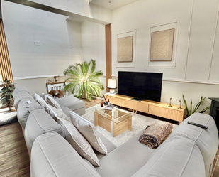 Sala d'estar de Apartament en venda en  Madrid Capital amb Aire condicionat, Calefacció i Moblat