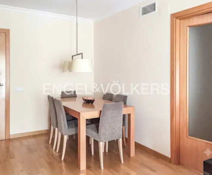 Menjador de Pis de lloguer en Viladecans amb Aire condicionat, Calefacció i Parquet