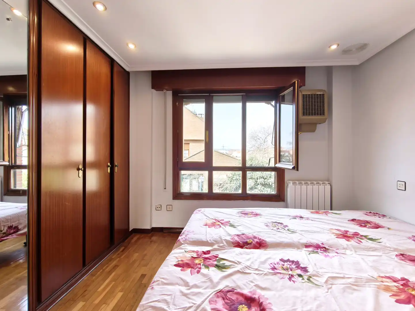 Dormitori de Casa o xalet en venda en  Logroño amb Calefacció, Jardí privat i Parquet