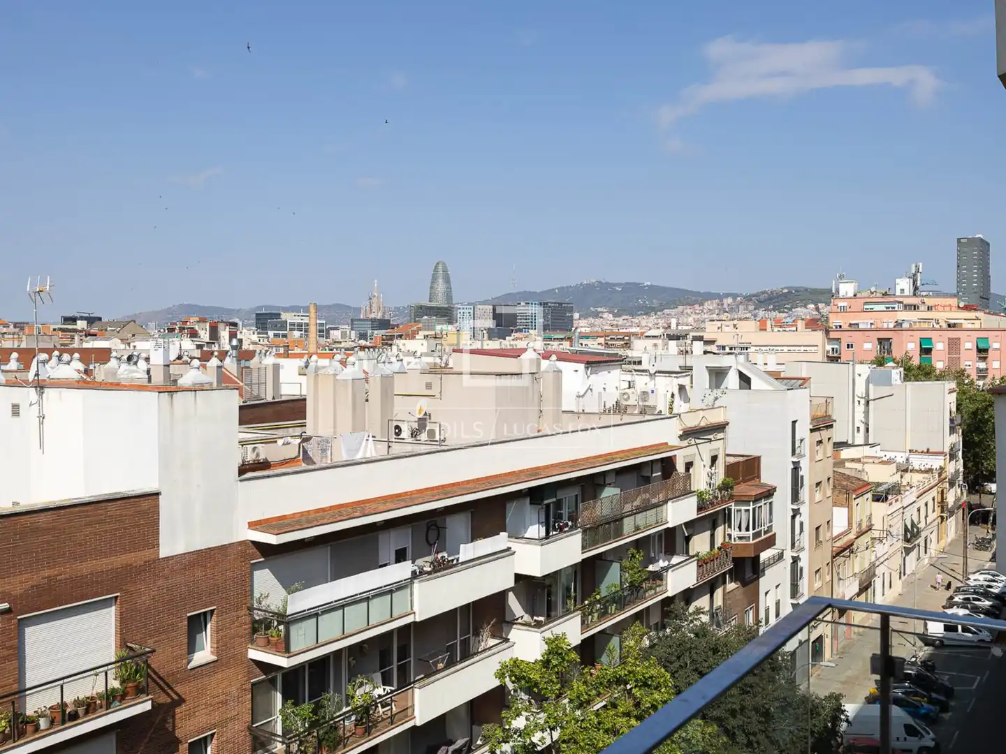 Vista exterior de Àtic en venda en Barcelona amb Aire condicionat i Balcó