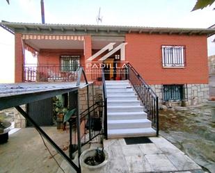 Vista exterior de Casa o xalet en venda en Población de Arroyo amb Calefacció, Terrassa i Traster