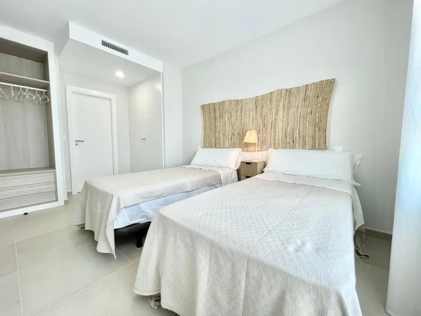 Dormitori de Apartament de lloguer en Ayamonte amb Aire condicionat, Calefacció i Jardí privat