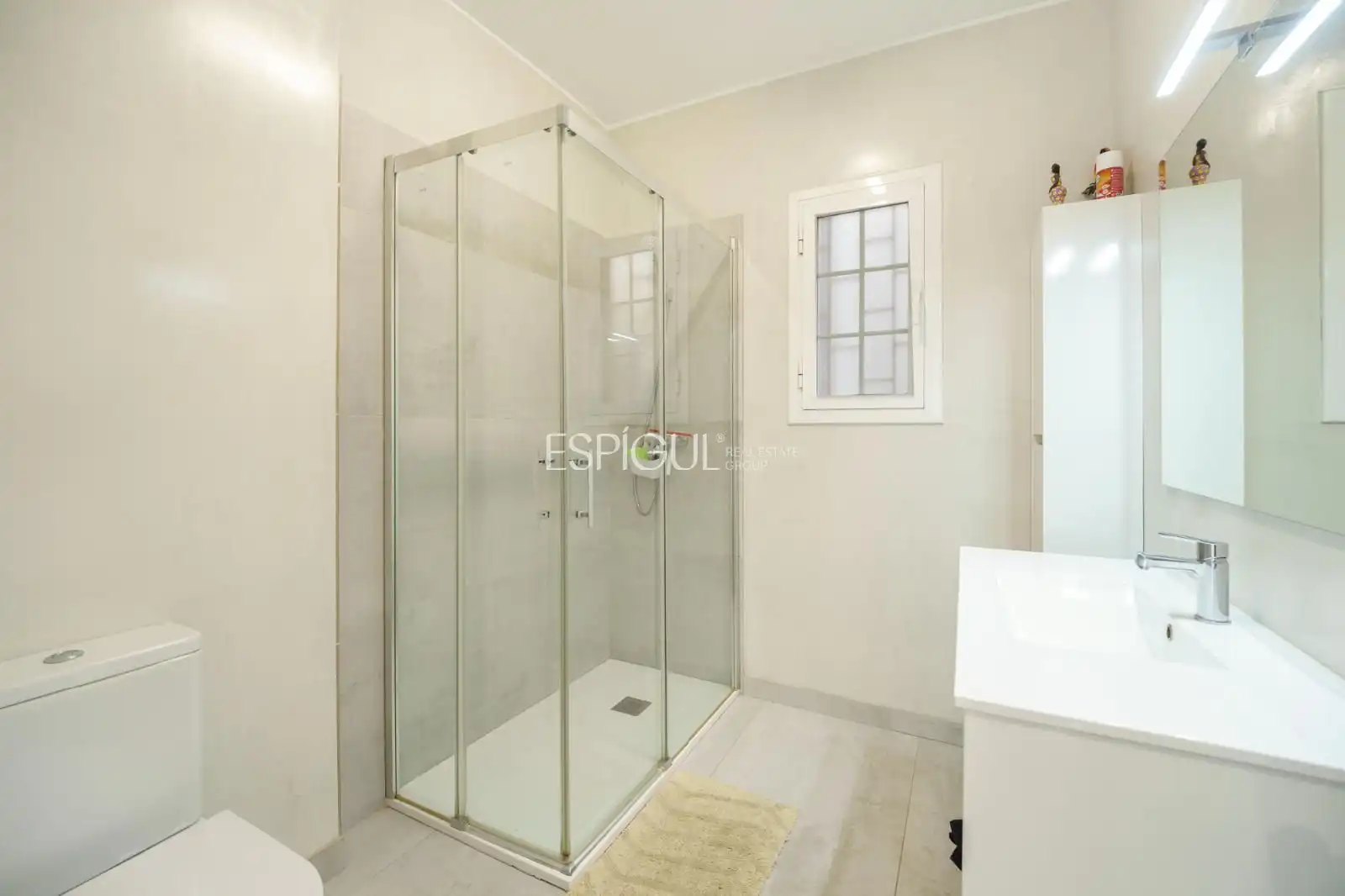 Badezimmer von Dachboden zum Verkauf in Barcelona mit Klimaanlage, Heizung und Terrasse