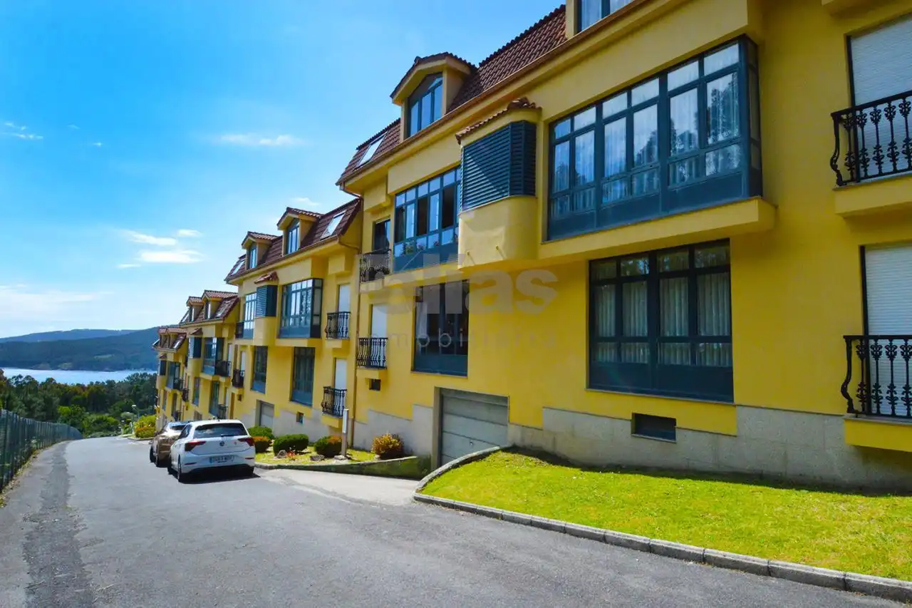 Vista exterior de Piso en venta en Cee con Piscina, Amueblado y Balcón