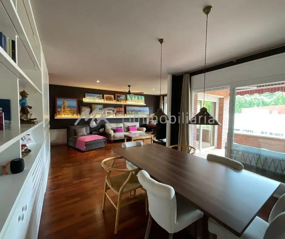 Wohnzimmer von Dachboden zum Verkauf in Vallromanes mit Heizung, Terrasse und Abstellraum
