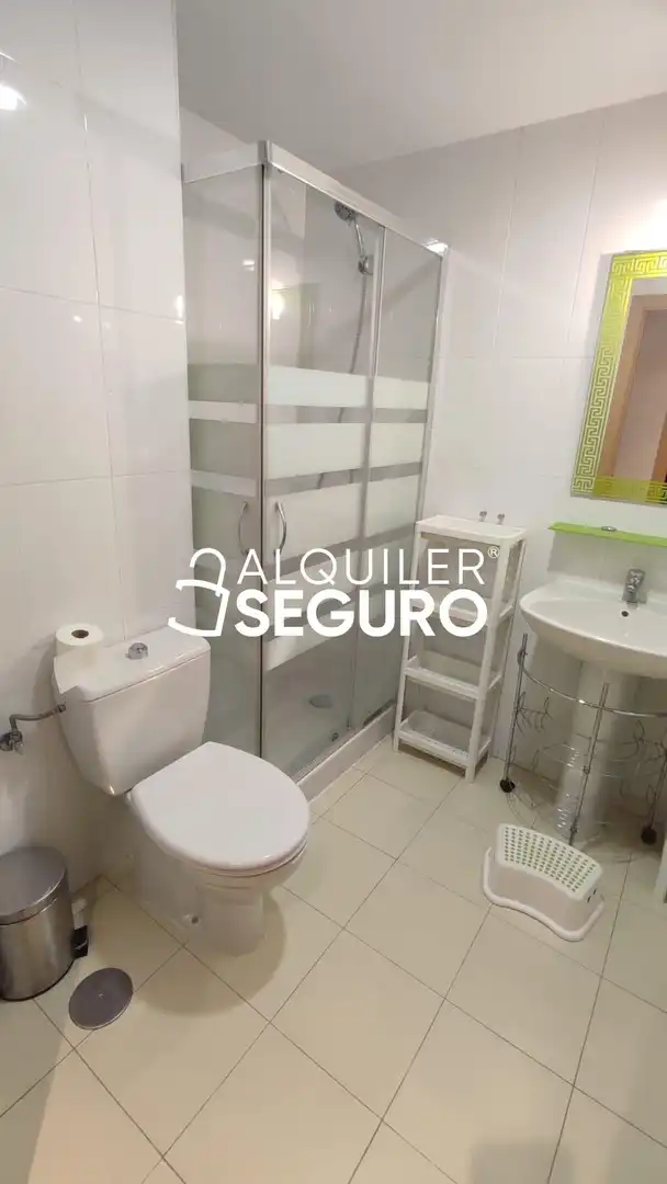 Baño de Piso de alquiler en Paracuellos de Jarama con Calefacción, Trastero y Amueblado