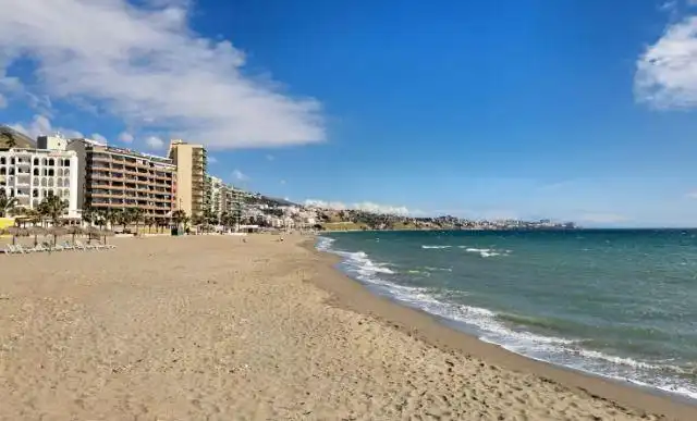 Außenansicht von Wohnungen zur Miete in Fuengirola mit Klimaanlage, Ofen und Waschmaschine