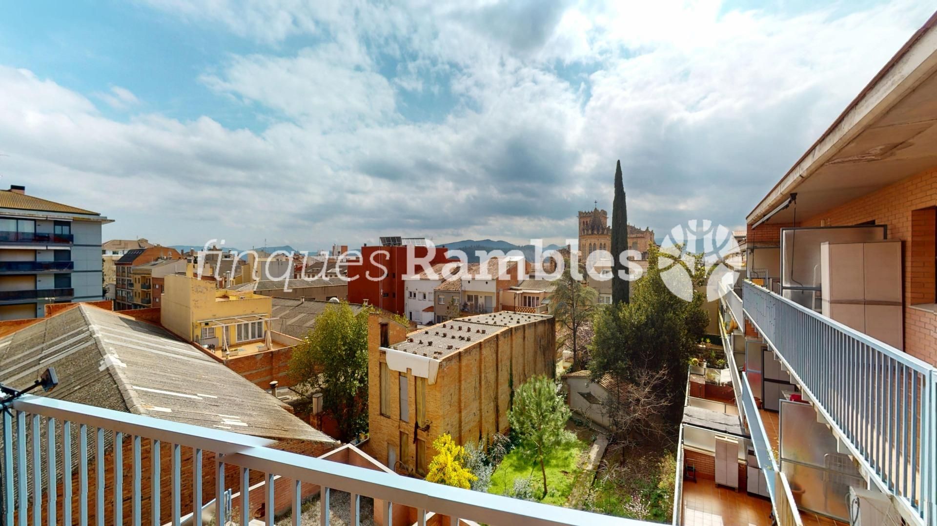 Vista exterior de Dúplex en venta en Igualada con Calefacción, Terraza y Balcón