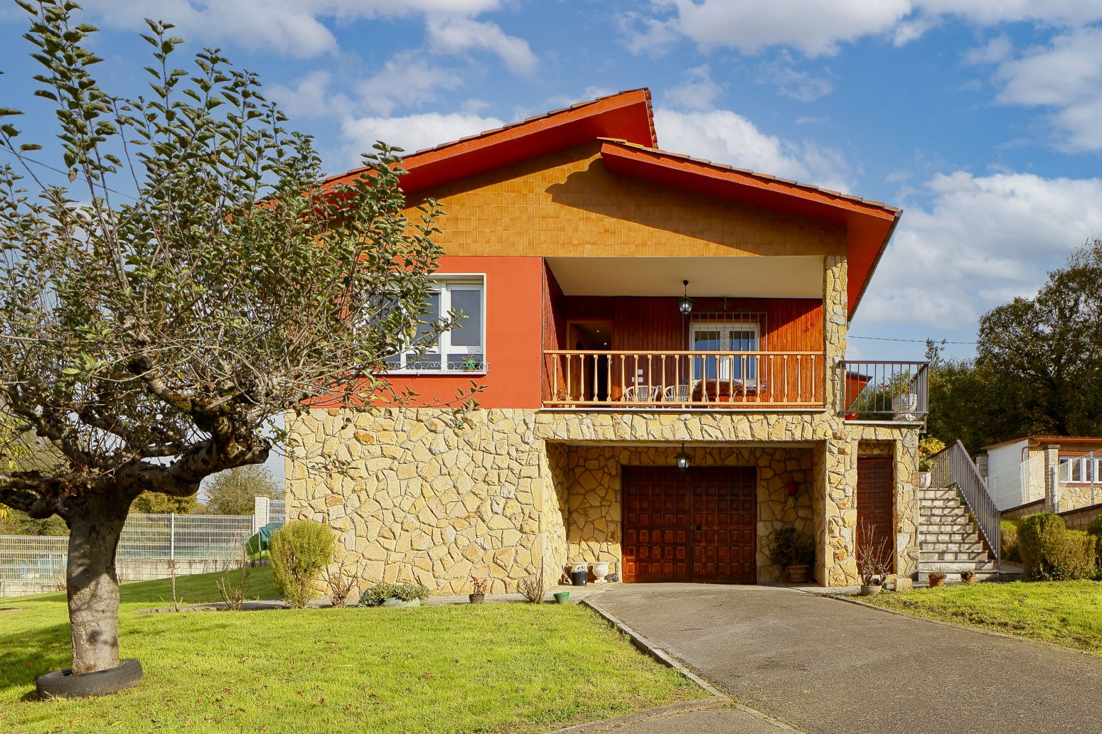 Vista exterior de Casa o xalet en venda en Oviedo  amb Calefacció, Jardí privat i Parquet