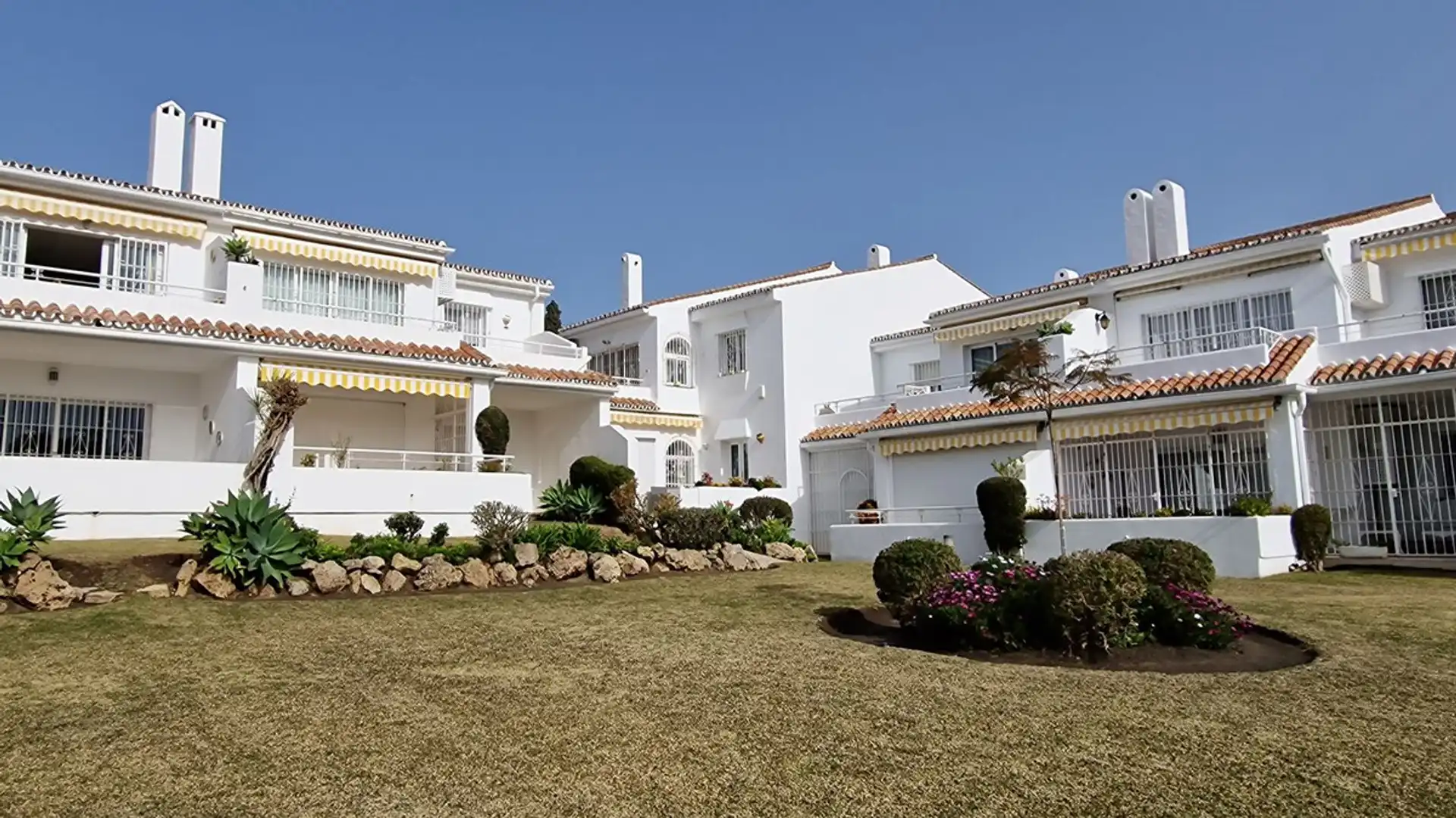 Exterior view of Flat for sale in Estepona  with Air Conditioner, Terrace and Community pool