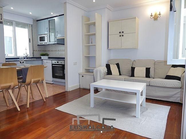 Living room of Flat to rent in Bilbao   with Heating