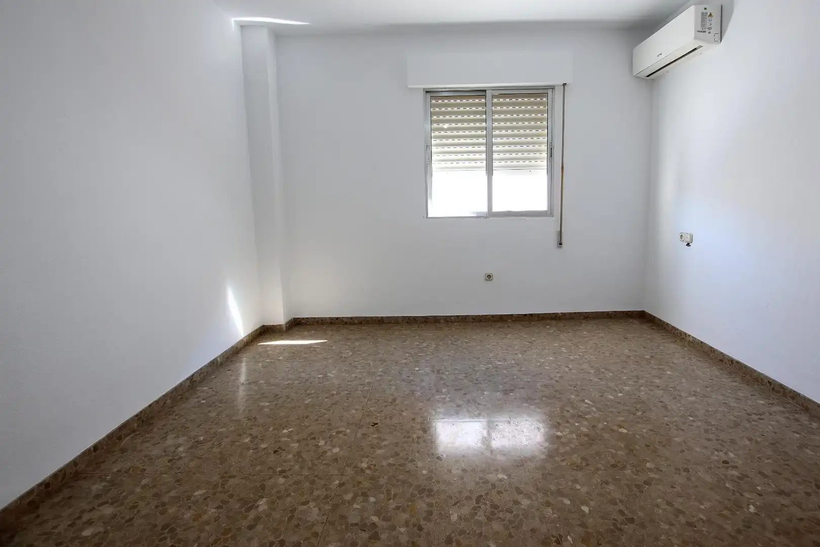 Dormitori de Casa adosada en venda en Montijo amb Aire condicionat, Jardí privat i Traster