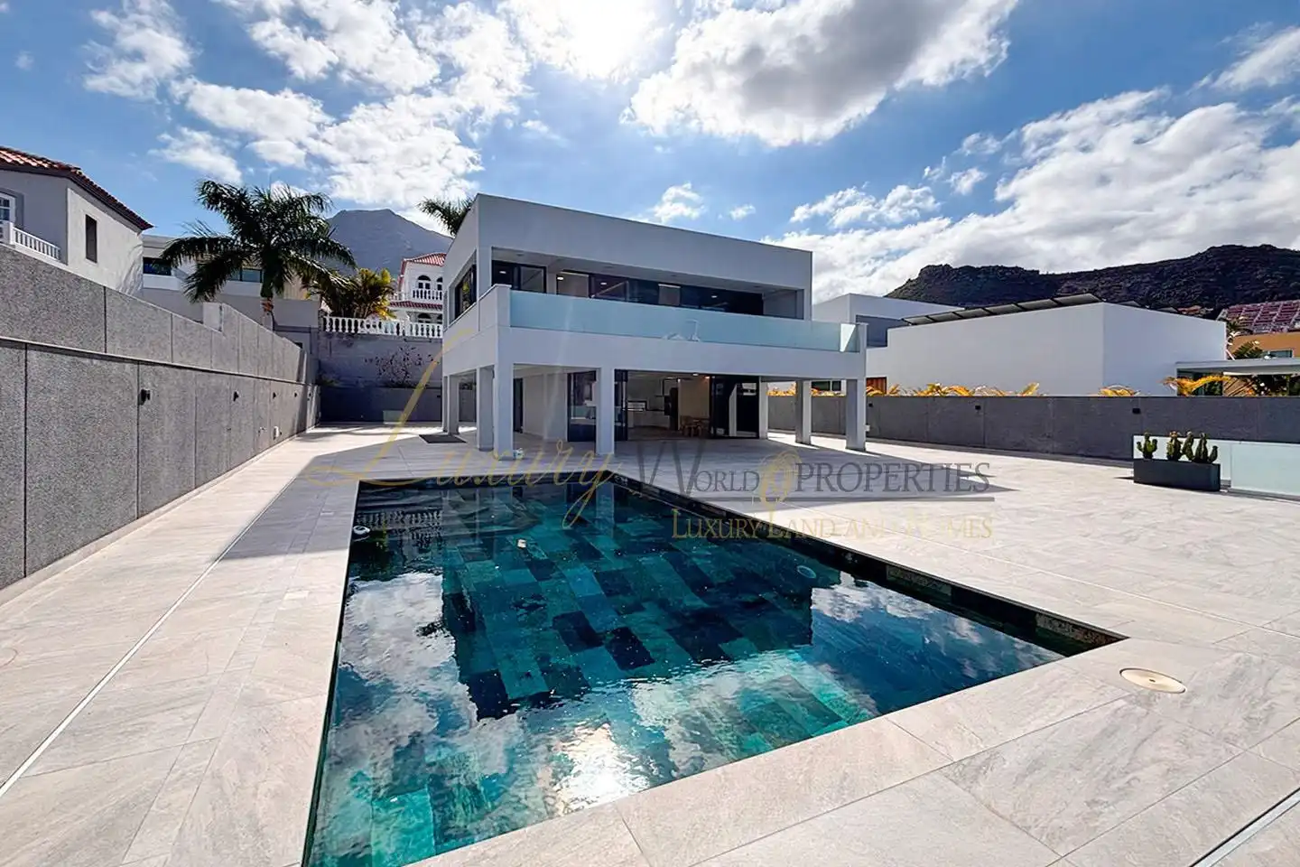 Casa con piscina en venta en Calle el Sauce
