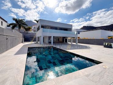 Casa amb piscina en venda a Calle el Sauce