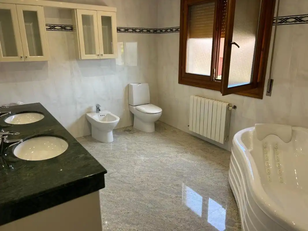 Baño de Casa o chalet en venta en Alcalá de Henares con Aire acondicionado, Calefacción y Jardín privado