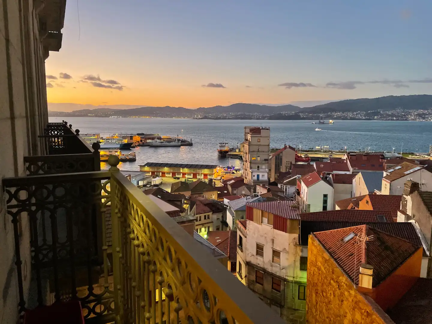 Vista exterior de Estudio de alquiler en Vigo  con Calefacción, Amueblado y Horno