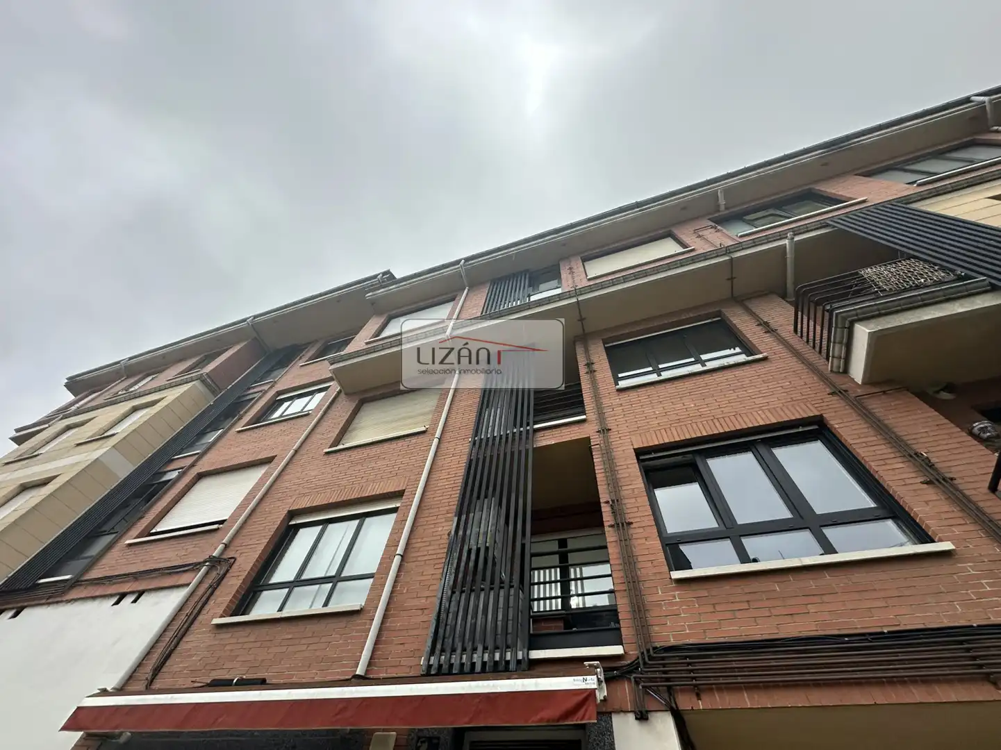 Vista exterior de Pis de lloguer en Oviedo  amb Calefacció, Parquet i Moblat