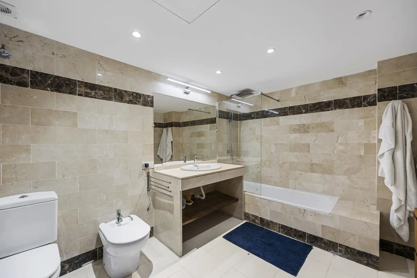 Baño de Apartamento en venta en Benahavís con Aire acondicionado, Terraza y Piscina
