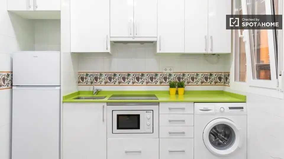 Cocina de Apartamento para compartir en Madrid con Aire acondicionado, Calefacción y Terraza