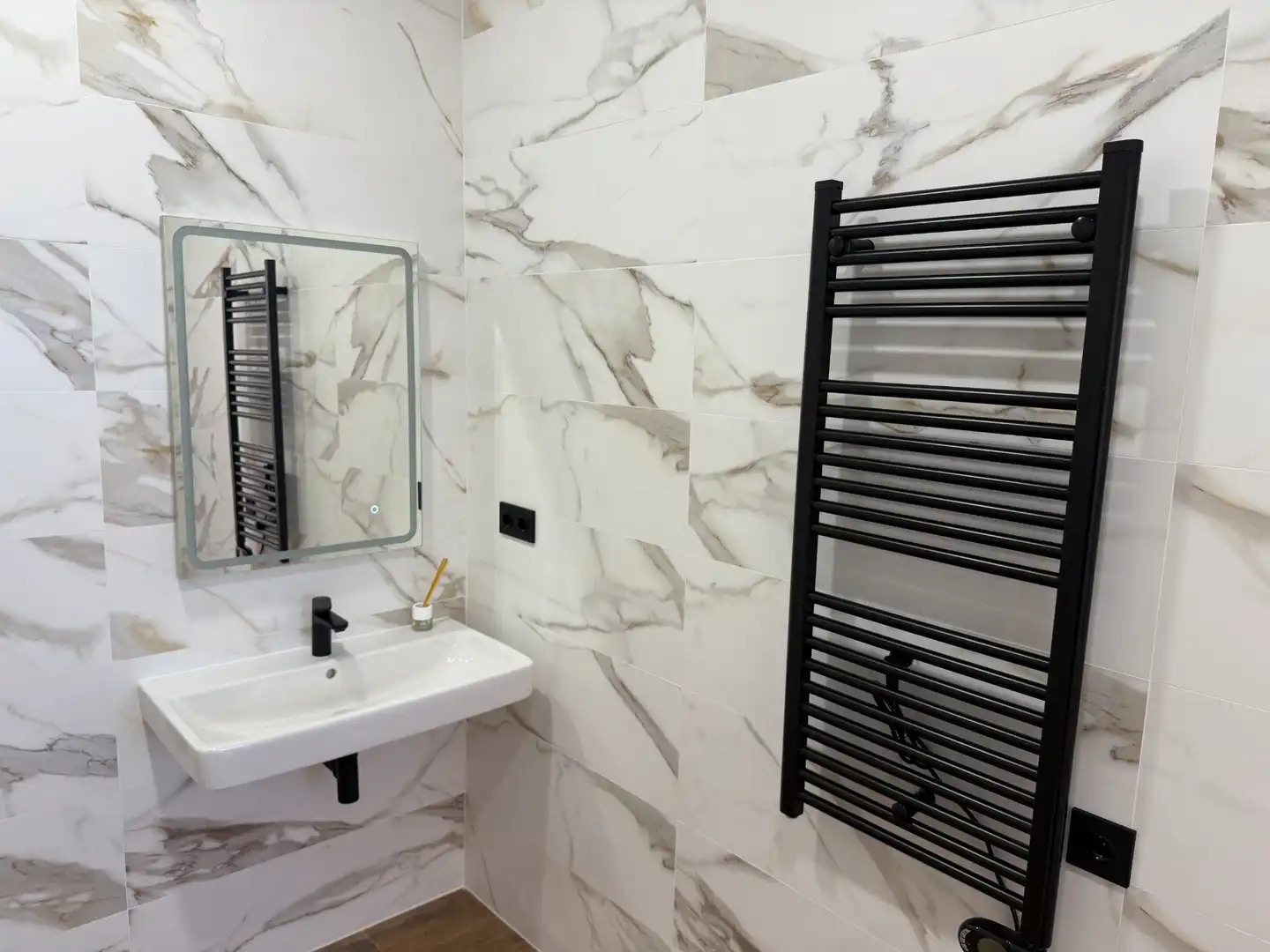 Bany de Apartament en venda en Gijón  amb Calefacció, Forn i Microones