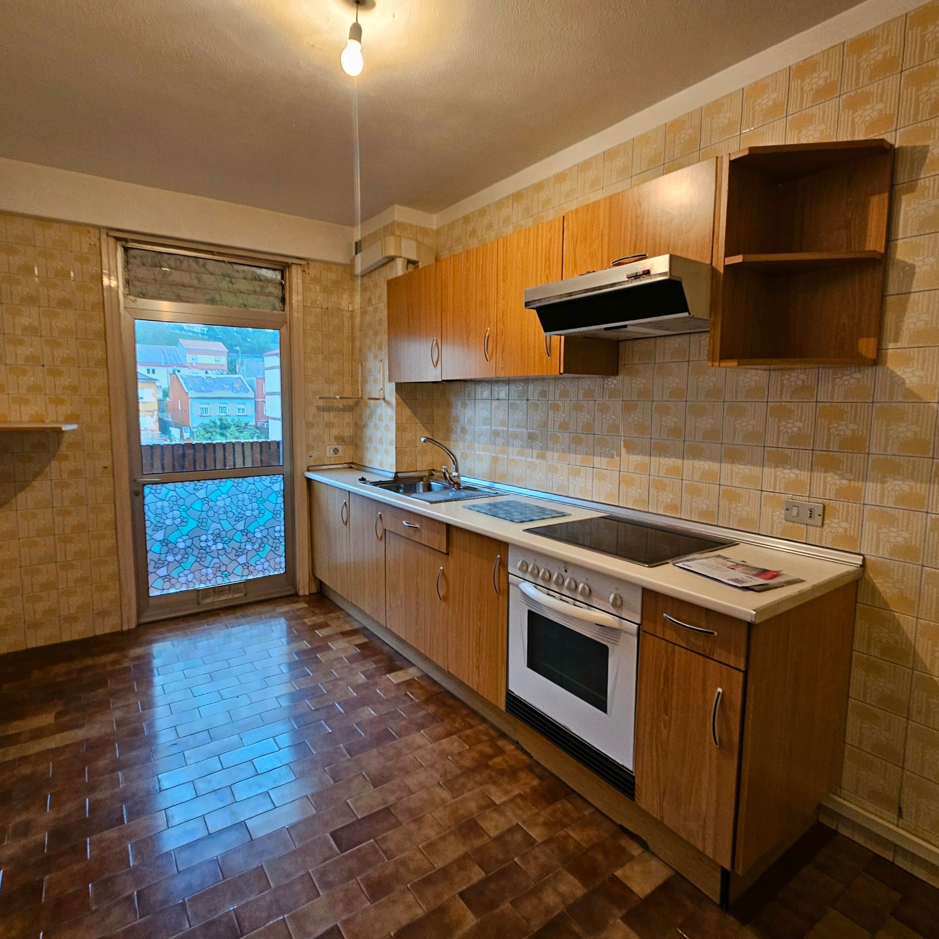 Kitchen of Flat for sale in Vigo   with Heating, Storage room and Oven