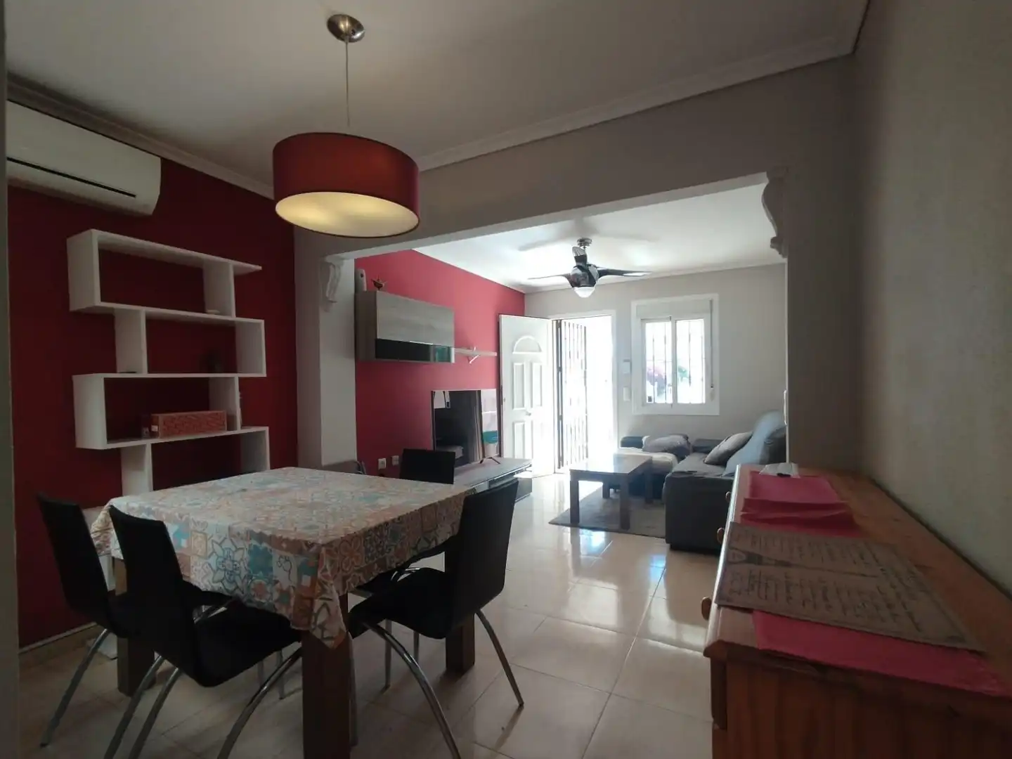 Sala d'estar de Casa adosada en venda en Santa Pola amb Aire condicionat, Jardí privat i Terrassa