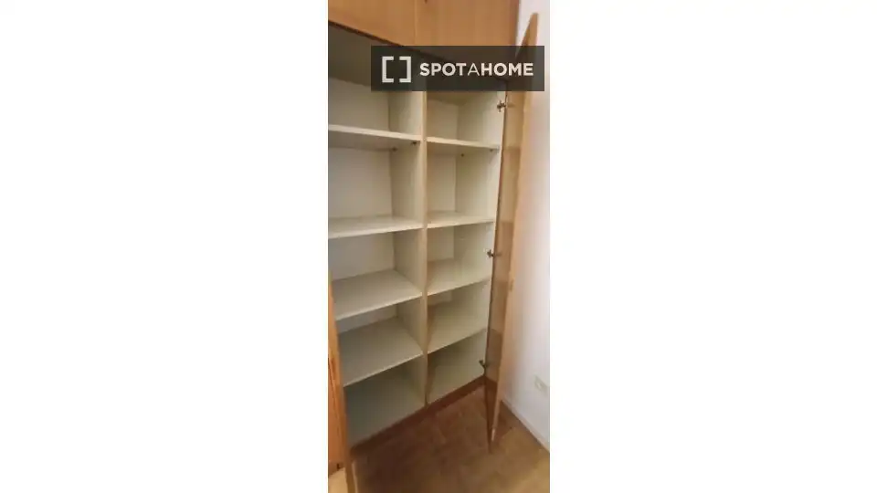 Dormitori de Apartament per a compartir en Madrid amb Aire condicionat, Terrassa i Moblat