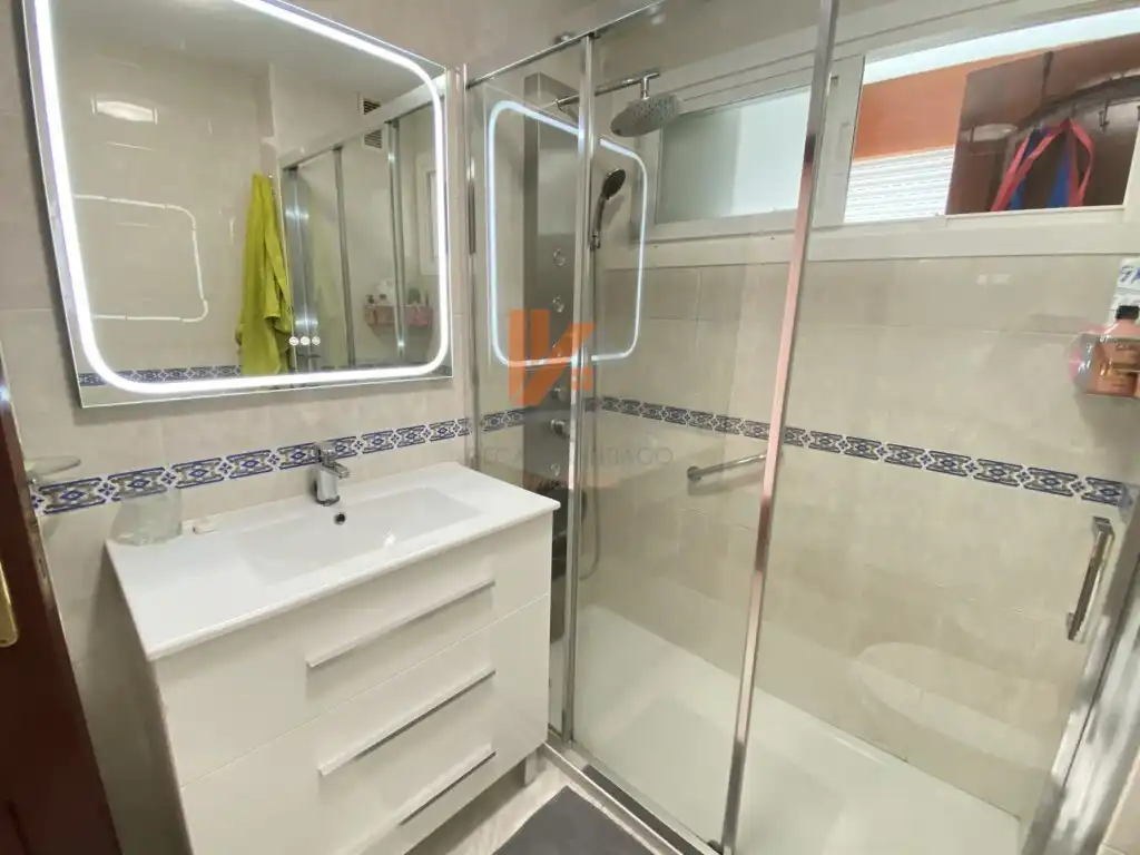 Bathroom of Flat for rent in Santiago de Compostela   with Furnished