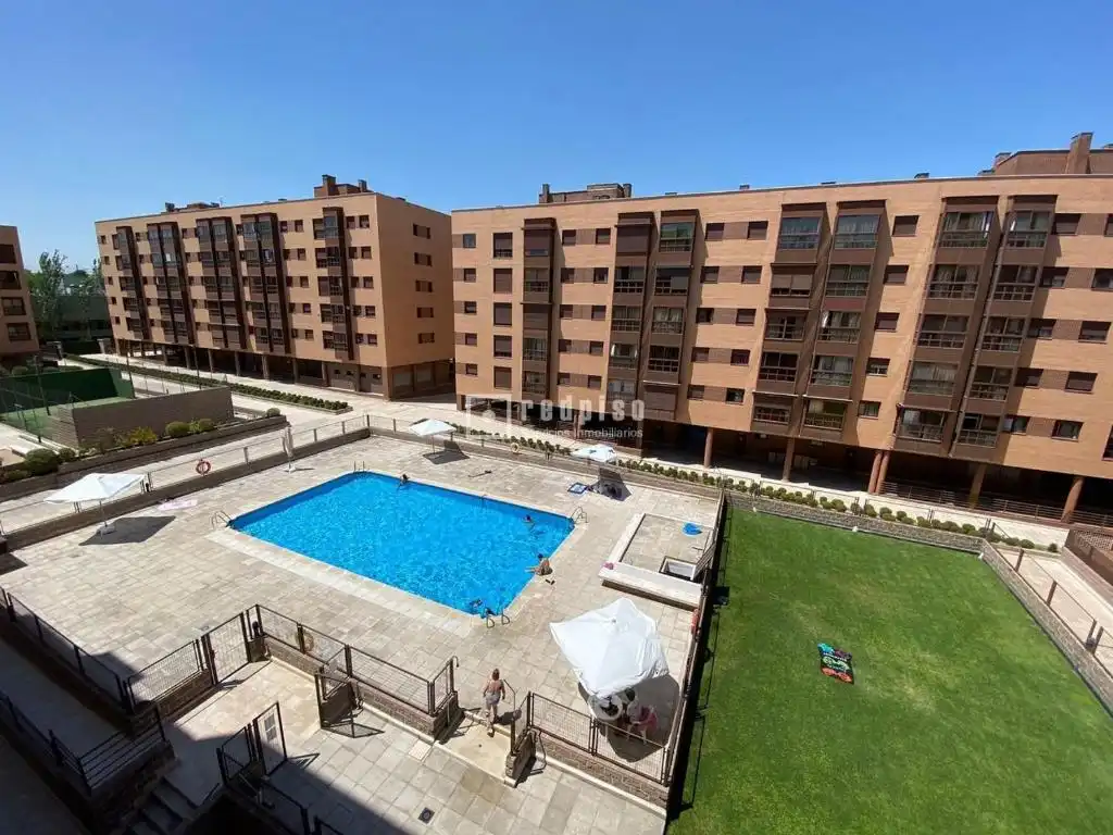 Piscina de Apartament en venda en Madrid amb Aire condicionat i Moblat