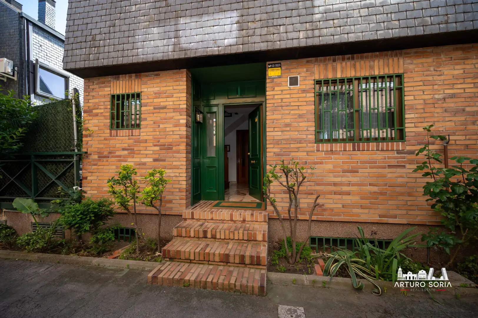 Vista exterior de Casa adosada en venta en  Madrid Capital con Jardín privado