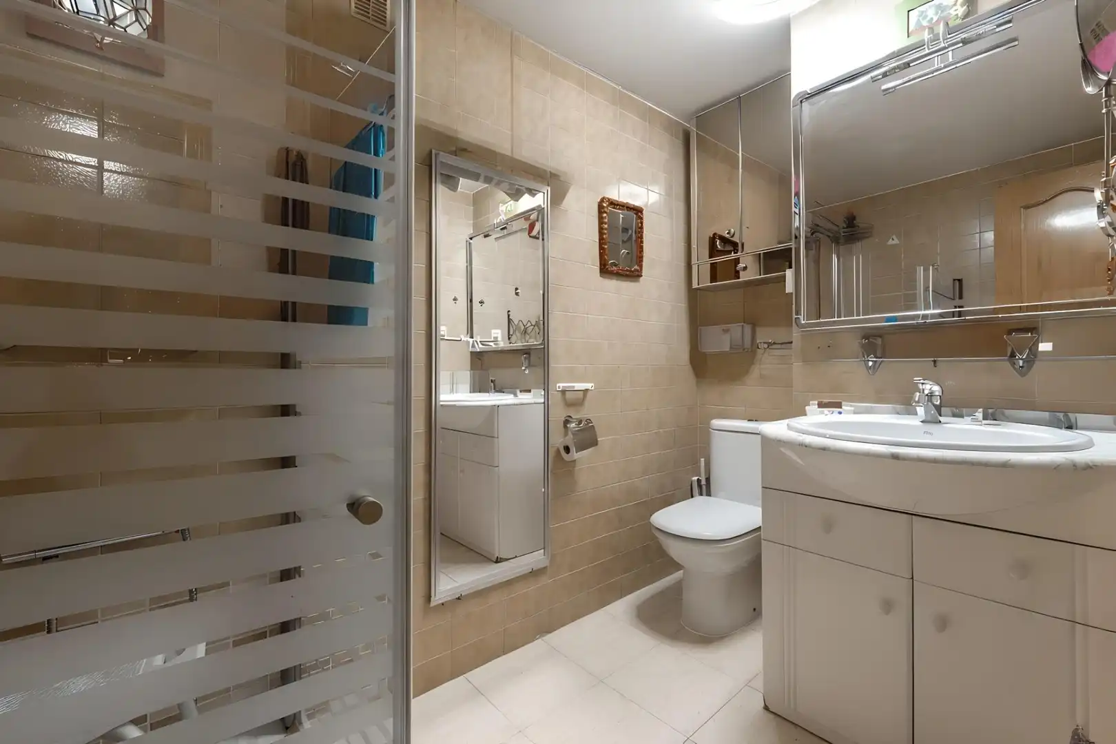 Bathroom of Flat for sale in Granada  with Air Conditioner, Terrace and Alarm