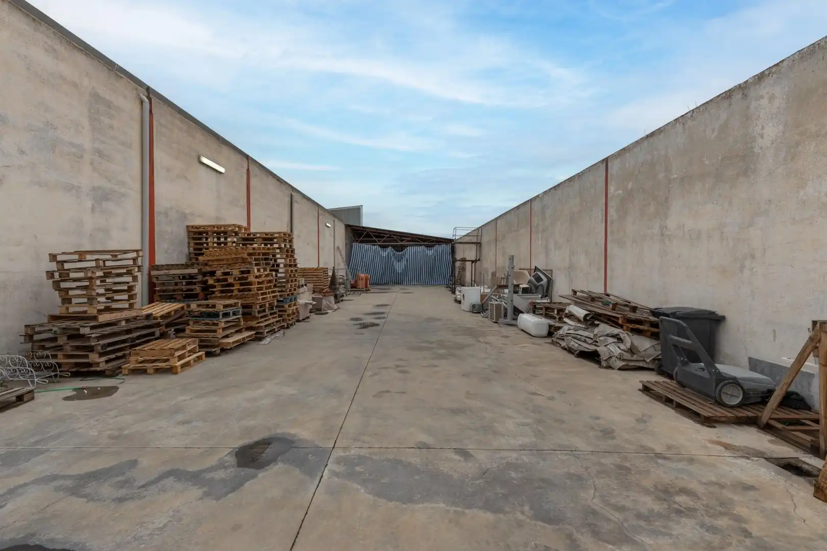 Vista exterior de Nau industrial en venda en Santa Fe amb Calefacció