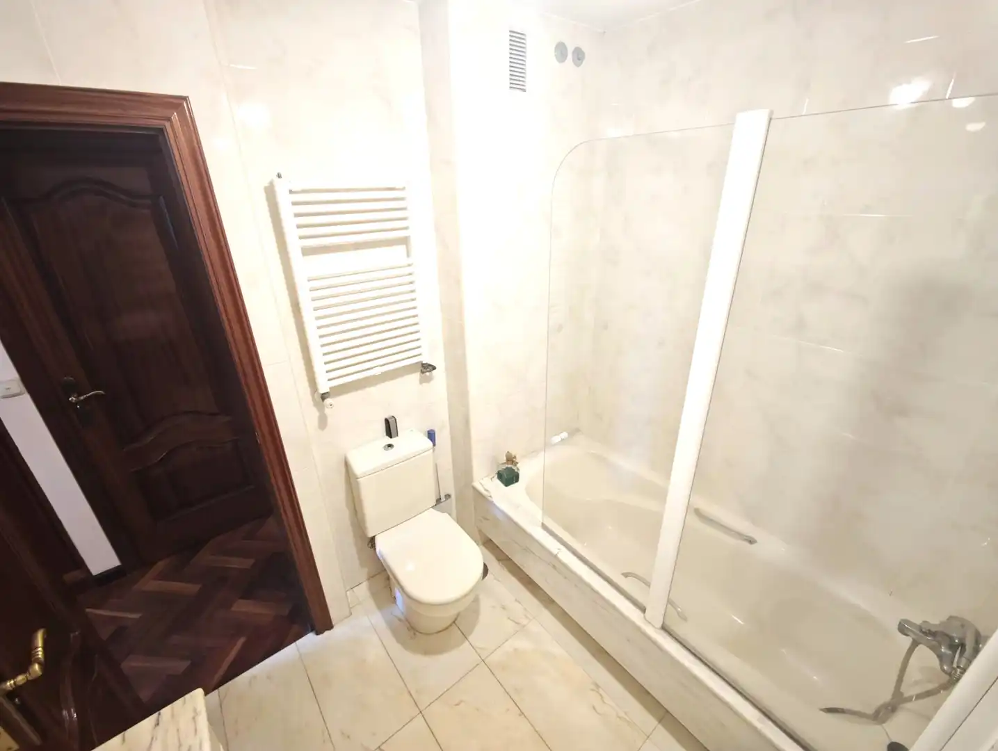 Bany de Casa adosada en venda en Culleredo amb Moblat, Forn i Rentadora