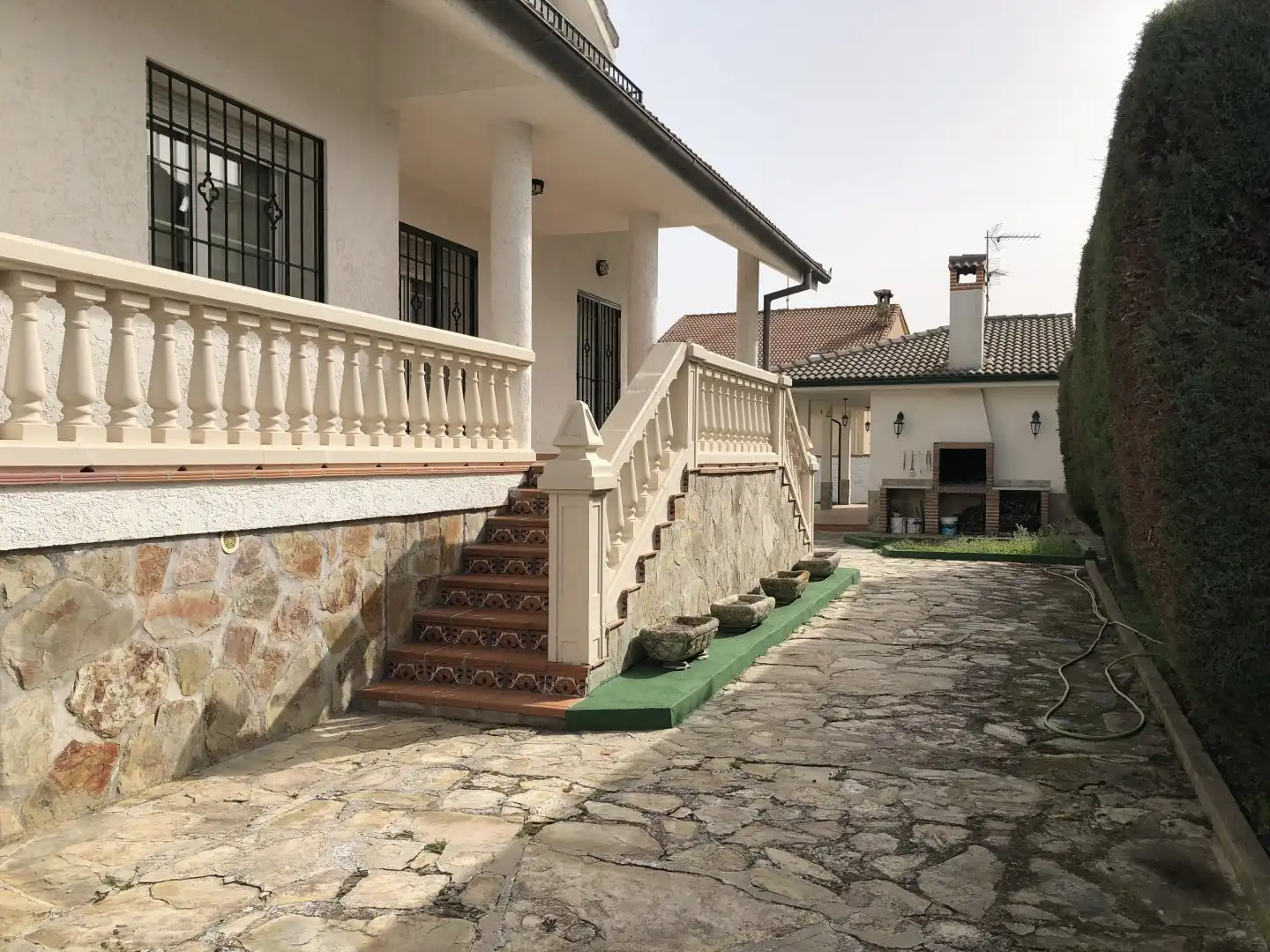 Vista exterior de Casa o xalet en venda en La Lastrilla  amb Calefacció, Jardí privat i Traster