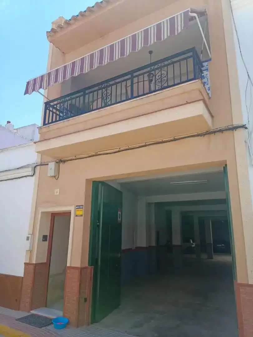 Vista exterior de Casa adosada en venda en Lora del Río amb Aire condicionat, Moblat i Forn