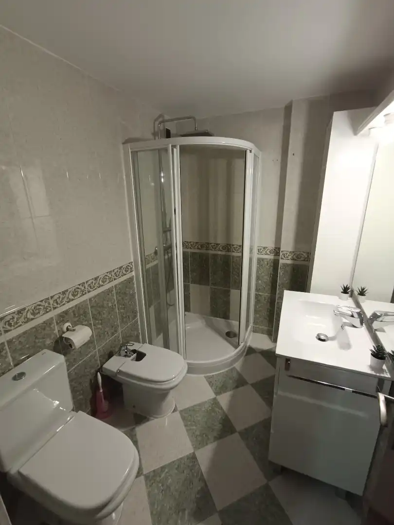 Baño de Piso para compartir en Madrid con Amueblado, Lavadora y Microondas