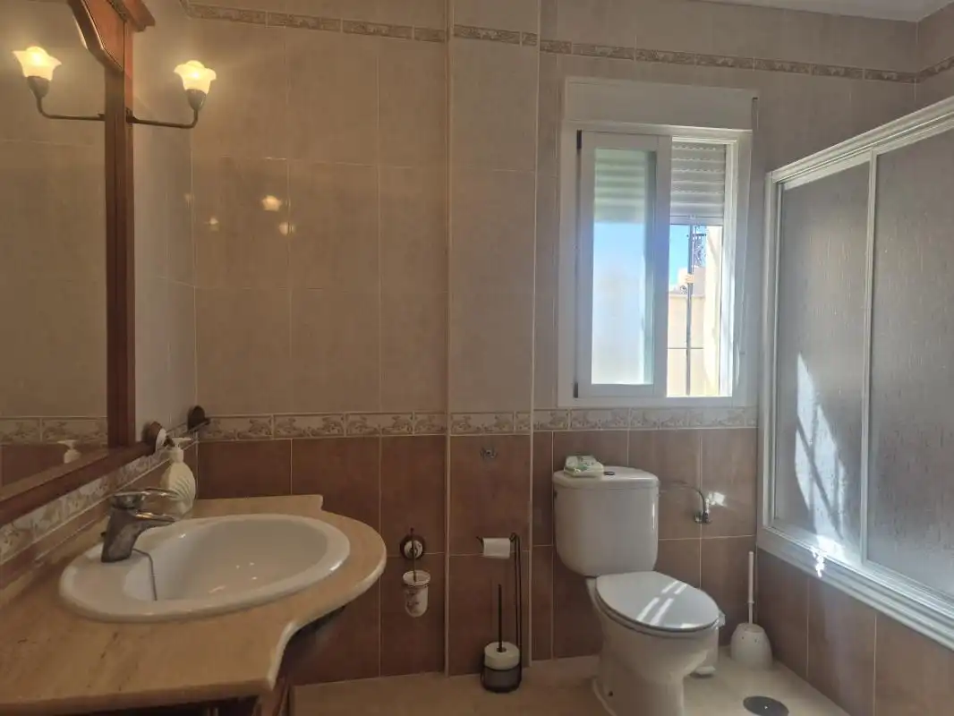 Bany de Casa o xalet en venda en Villanueva de las Torres amb Aire condicionat, Calefacció i Terrassa
