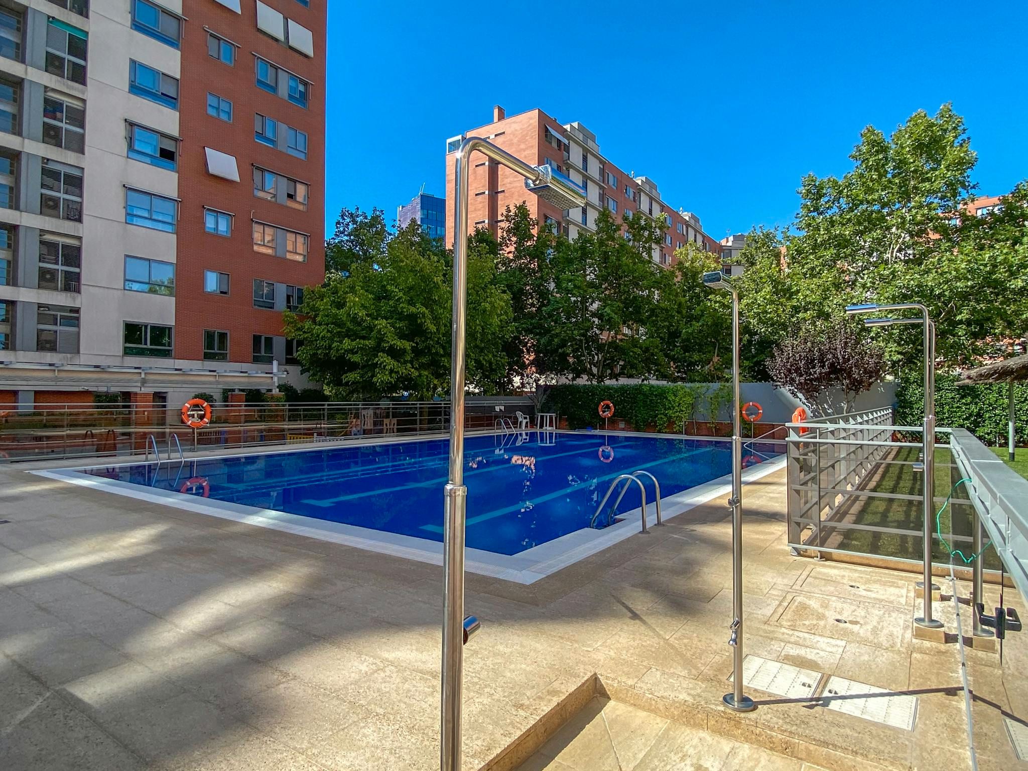Swimming pool of Flat to rent in  Madrid Capital  with Air Conditioner, Heating and Furnished