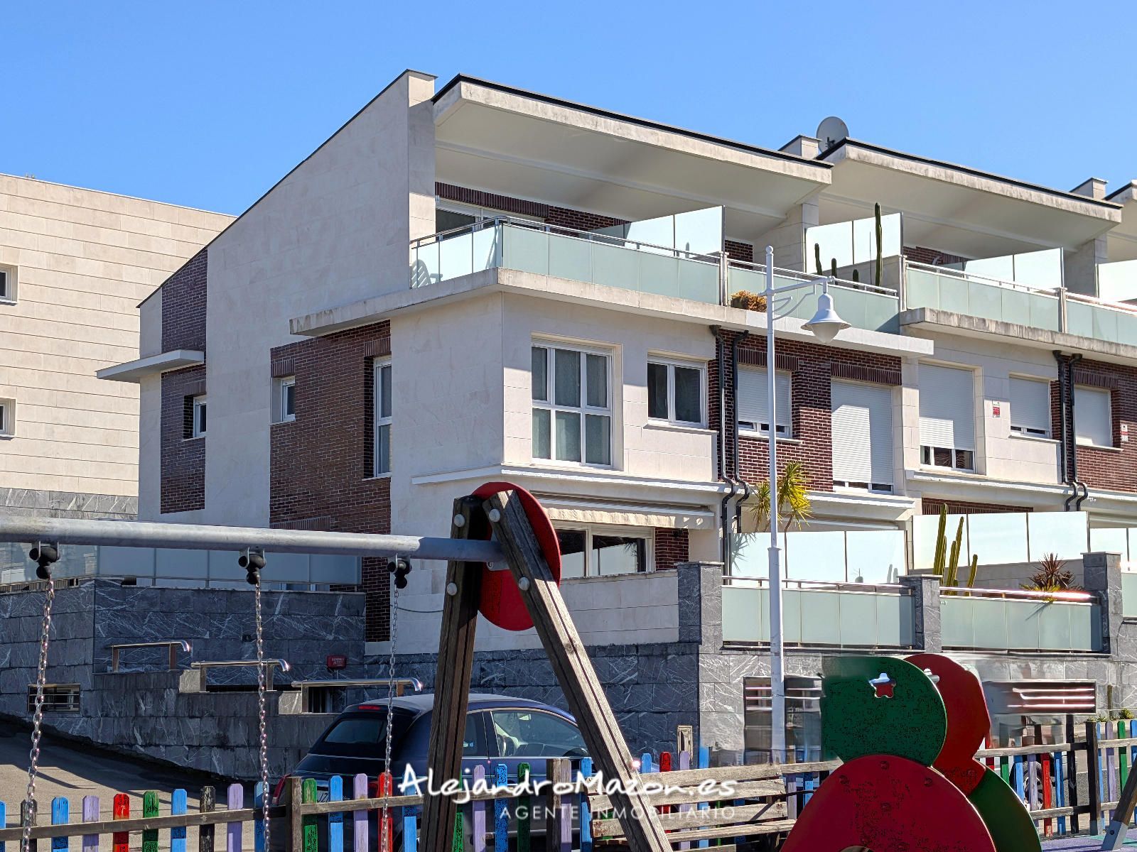 Vista exterior de Casa adosada en venda en Castro-Urdiales amb Calefacció, Terrassa i Traster