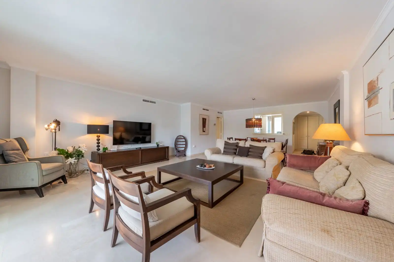 Sala d'estar de Pis en venda en Sotogrande amb Aire condicionat, Terrassa i Traster