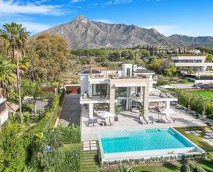 Vista exterior de Casa o xalet en venda en Marbella amb Aire condicionat, Calefacció i Jardí privat