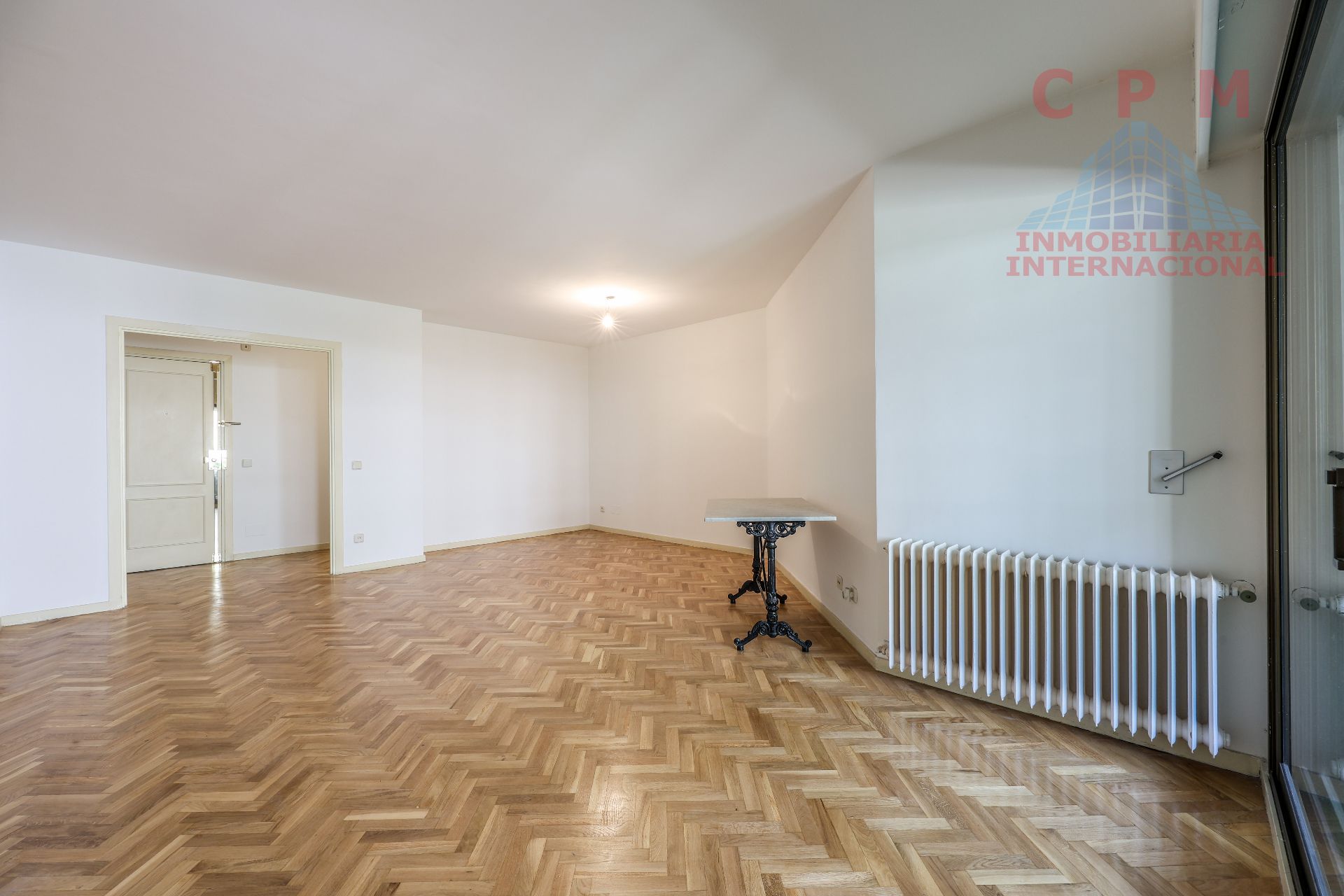 Living room of Flat to rent in  Madrid Capital  with Air Conditioner, Heating and Parquet flooring