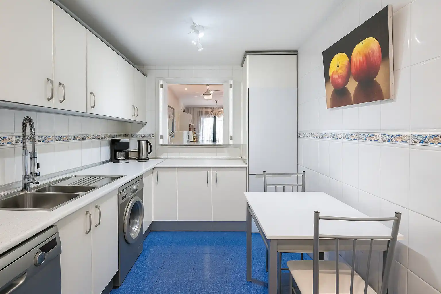 Küche von Wohnung zum Verkauf in Estepona mit Klimaanlage, Privatgarten und Gemeinschaftspool
