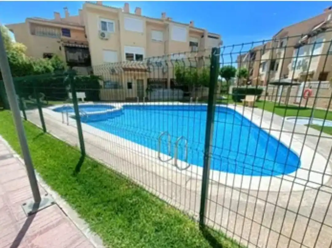 Schwimmbecken von Haus oder Chalet zum Verkauf in San Vicente del Raspeig / Sant Vicent del Raspeig mit Klimaanlage, Terrasse und Balkon