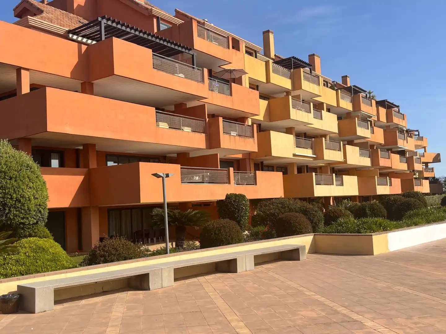 Außenansicht von Wohnung zum Verkauf in Sotogrande mit Klimaanlage, Heizung und Privatgarten
