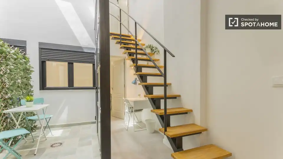 Flat for rent in Valencia  with Air Conditioner, Heating and Furnished